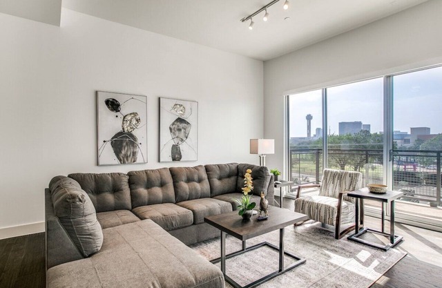 Modern Space /King Bed /Unforgettable Views!