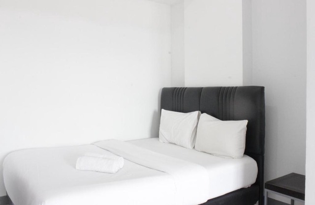 Modern & Spacious 1BR at Mekarwangi Square Apartment By Travelio