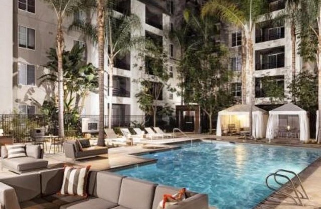 Modern Spacious Apt - Santa Monica with Parking and Pool