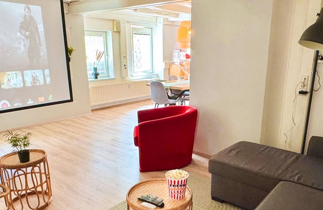Modern & Spacious, Home Cinema & popcorn, parking, near lake, ideal for families
