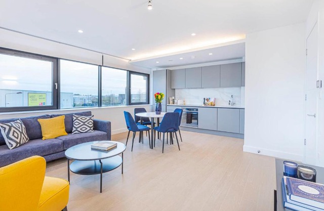 Modern Standard 1 bed in Brentford