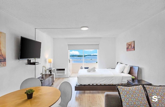 Modern Studio | Bay & Skyline Views – Free Parking