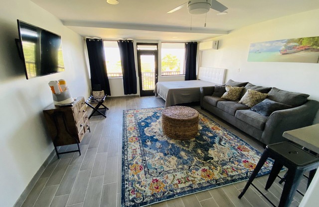 Modern Studio, Walk to Sapphire Beach