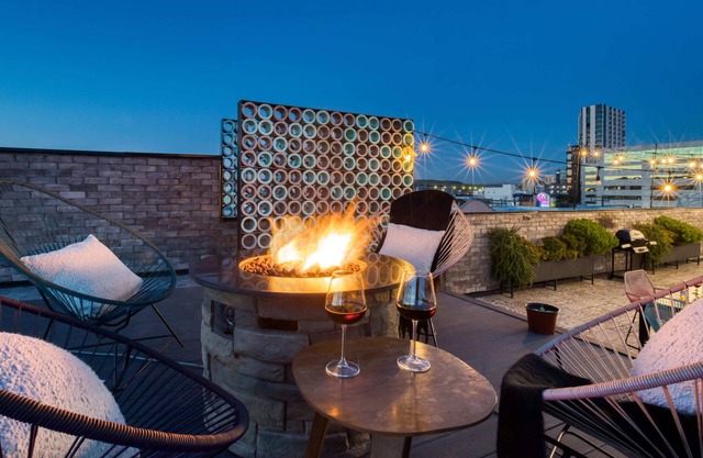 Modern & Stylish Apt: Gym+Rooftop with a Fire Pit+Lounge