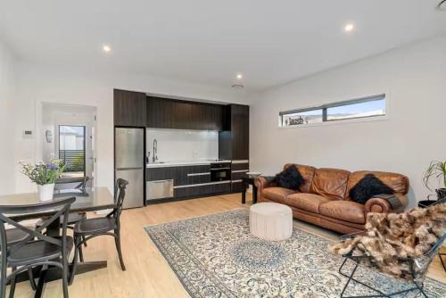Modern stylish private one bedroom apartment