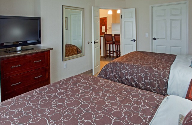 Modern Suite | Free Breakfast + Outdoor Pool + Hot Tub