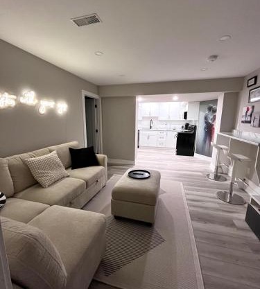 Modern Suite in Etobicoke - Near Airport & Downtown!