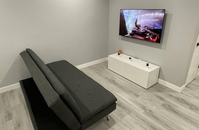 Modern Suite w/ Private Entrance-Close to Airport