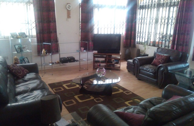Modern Three bedroom serviced apartment with pool- fully self contained V2