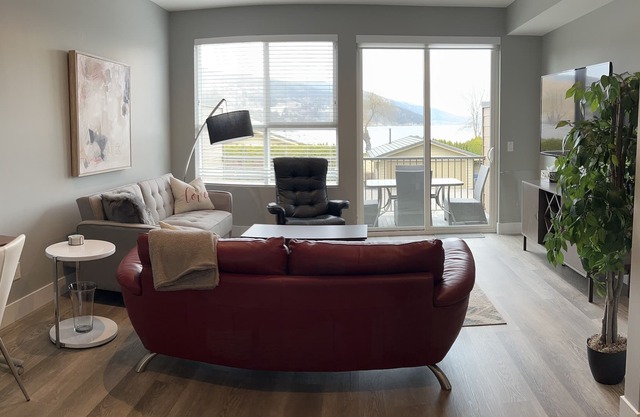 Modern townhome close to the lake for six people and small pet