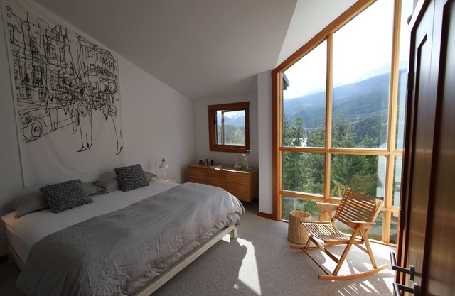 Modern Townhome - views of Nita Lake and mountains with quick walk to ski lifts!