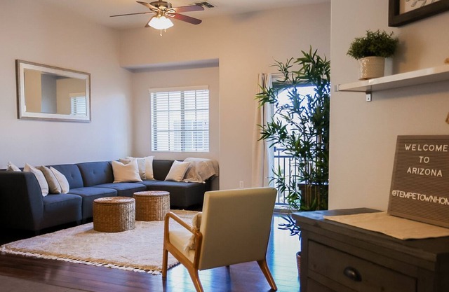 Modern Townhome walking distance to Cubs Spring Training!