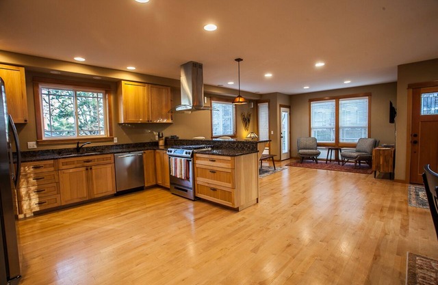 Modern Townhouse - 4 Bedrooms, 3.5 Bathrooms - Columbia River View