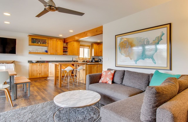 Modern Townhouse w/WiFi, Ski & Mountain Views, Pool - Walk to Slopes
