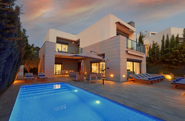 MODERN VILLA HEATED POOL & CLOSE TO PACHA, NOBU ,TALAMANCA BEACH , IBIZA TOWN,
