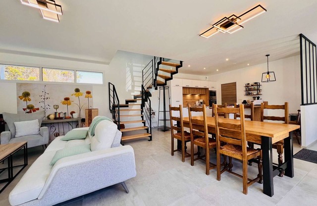 Modern Villa 5 Rooms, Sleeps 8 - Near Wild Coast & Beach
