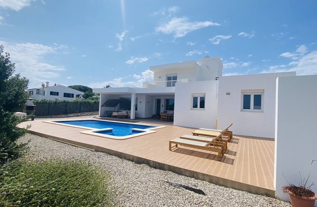 Modern Villa 6 pax, private pool, countryside views, free wifi