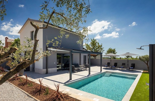 Modern villa Ana with 2 bedrooms in Tinjan