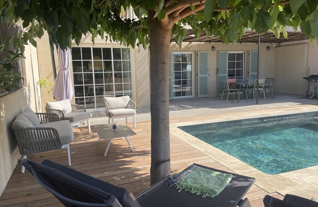 Modern villa with pool in the center of Saint Florent