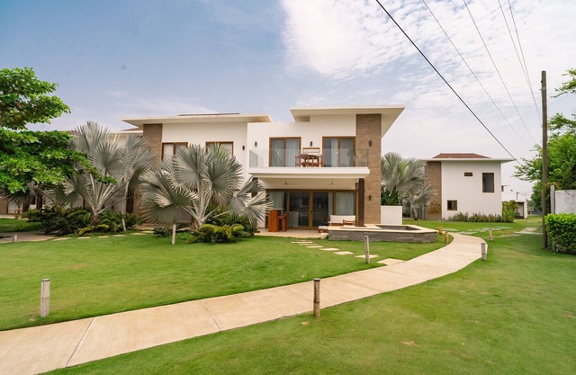 Modern Villa with Jacuzzi & breakfast included