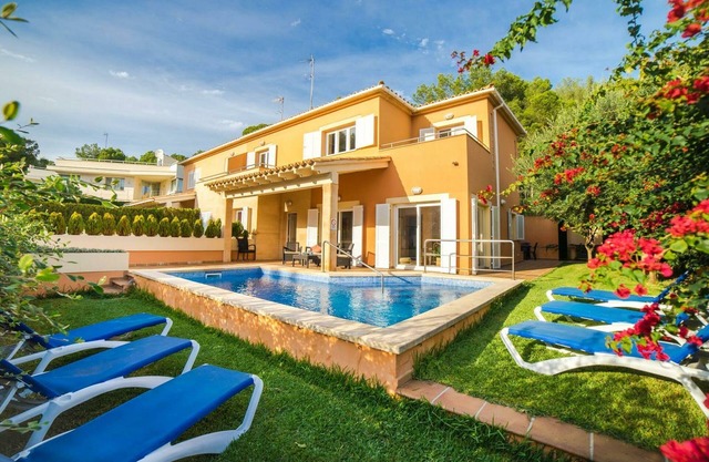 Modern villa with pool for 8 people near the beach of Aucanada