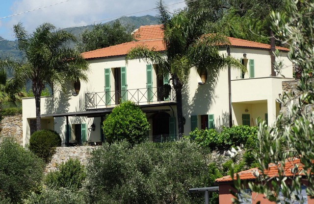 Modern Villa with pool and wifi near the Mediterranean for 8 persons