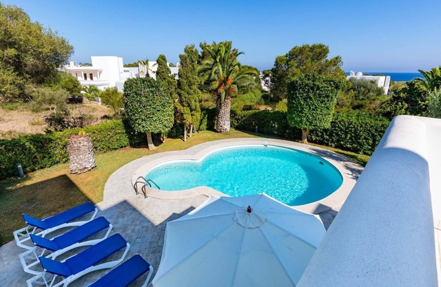 Modern villa with private pool, located meeresnah, great garden