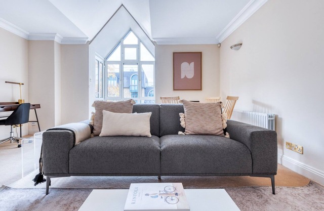 Modern Waterloo 2 BR, 2 min to Waterloo stn, by Blueground