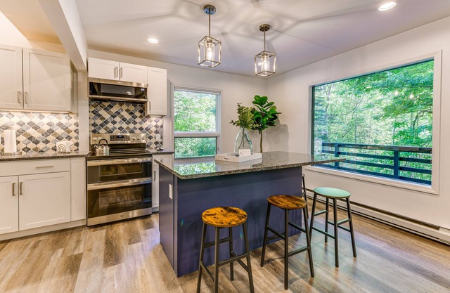 Modern Waynesville Cabin ~ 9 Mi to Lake Junaluska!