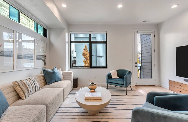 Modern West Townhome: 3BR/3.5BA. 2 King Suites + Queen Suite Downstairs