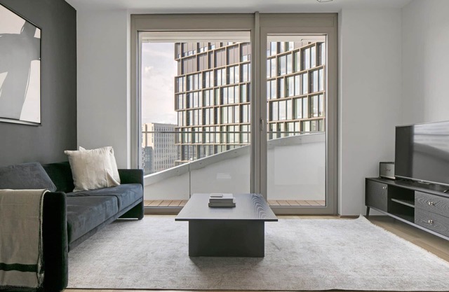 Modern Wieden 1BR w/Balcony, Gym, Elevator, walk to U-Bahn, by Blueground