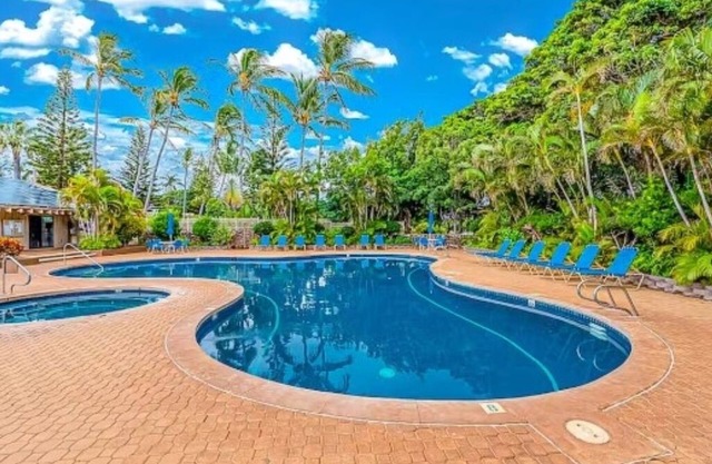 Molokai condo Pool/Spa, 2 bedrooms/2 bathrooms. Walking distance to the beach.