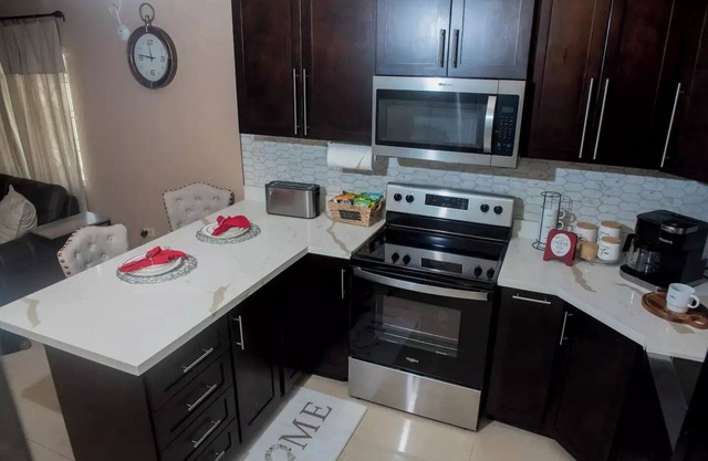 MONTEGO BAY ISLAND HOME- NEAR BEACH,SHOPPING,ENTERTAINMENTn