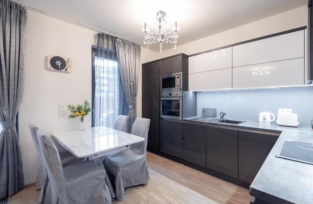 MOON apt,2min TRAM station,PARKING