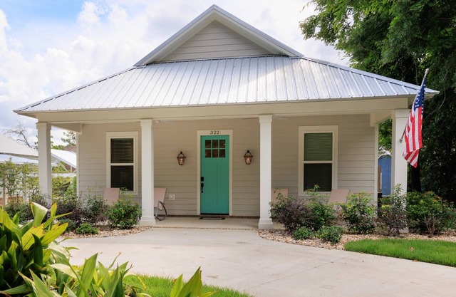 Moondance on Magnolia - the perfect location in Ocean Springs. Walk to downtown!
