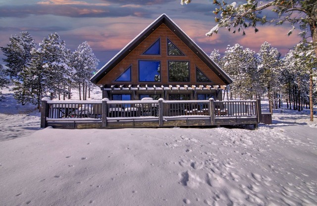 Moonlight Ridge- Cozy Black hills getaway w/private hot tub!