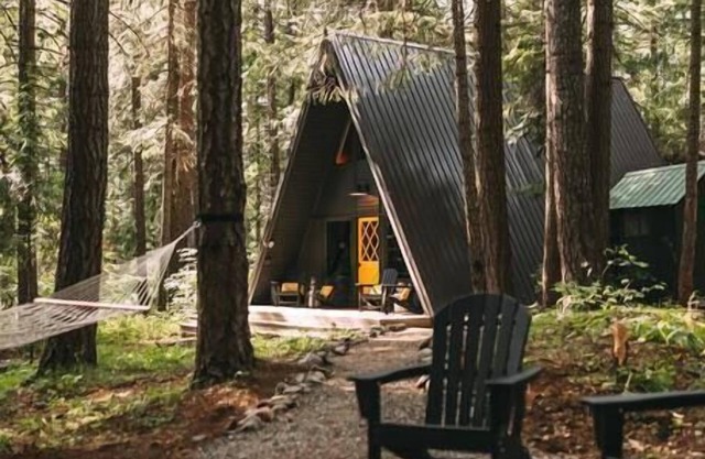 Moonshine Digs is the retro A-Frame of your dreams! Hot tub, record player, games, TVs and peace and quiet all nestled in the heart of the Cascade Mountains with Lake Cle Elum access.