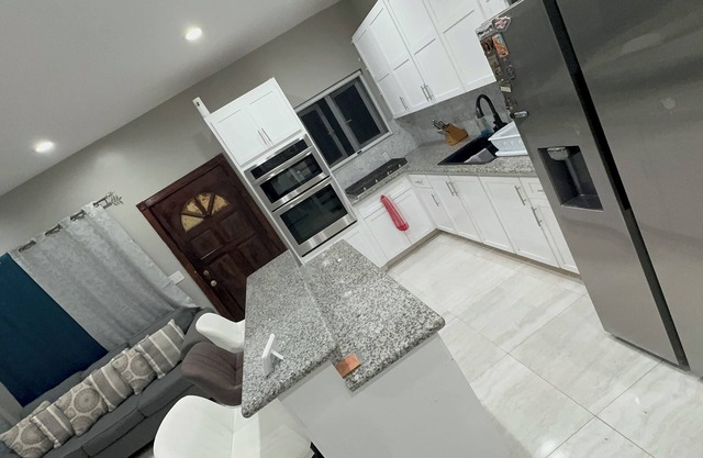 Morden spacious Townhouse /w jacuzzi, free parking, WiFi, and back patio