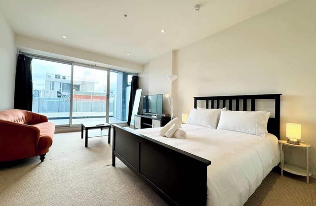 Morphett St Studio Retreat with Pool & Gym Access