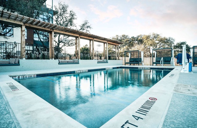 Most Chic 1BR King Suite in Dazzling SoCo New Construction w/Trendy Coffee Shop
