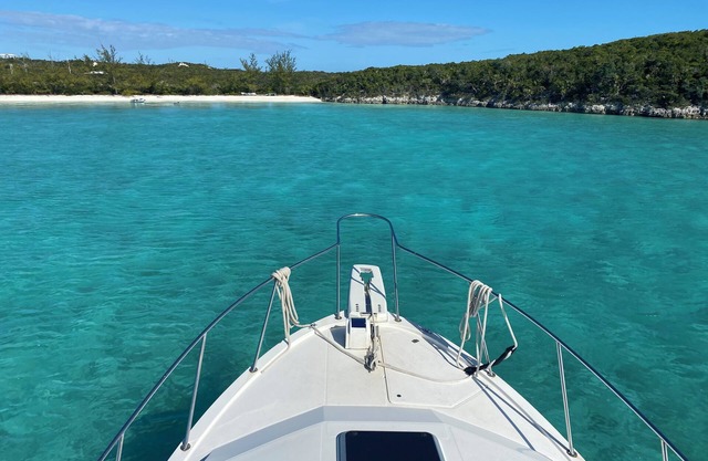 Motor yacht + Dinghy to explore