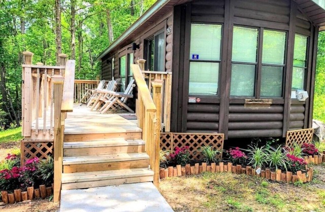 MOUNTAIN BEAR WITH US RETREATS,2BEDS + LOFT / 2 BATHS , AC/TV/***NEW*** MOUNTAIN VIEWS! PETS!