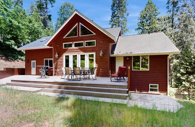Mountain cabin with fireplace, rec center access & game room - near downtown