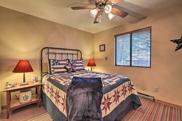 Mountain Getaway w/ BBQ - 5 Mins to Hike & Golf!