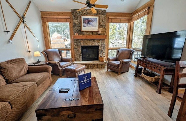 Mountain getaway with free shuttle and hot tub