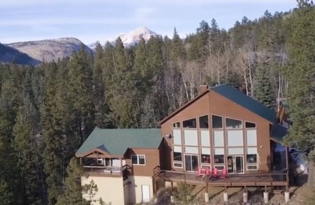 Mountain Lodge - Two Master Suites, new Hot Tub, Pets, only a mile to Ski Area