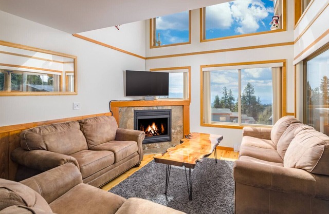 Mountain Magic: Hot Tub, Games & Ski in/ski out