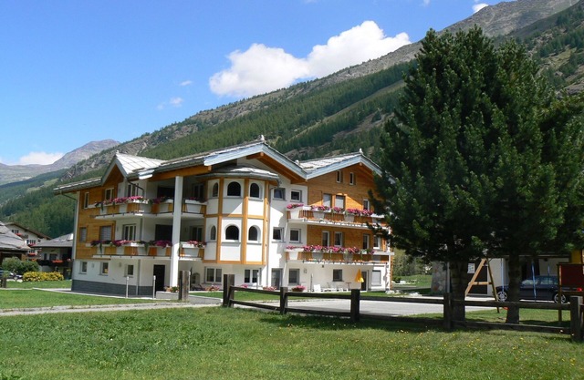 Mountain Stay with Balcony