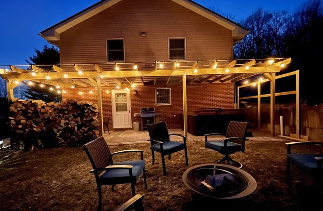 Mountain Top Escape: 5 Bedroom Retreat, Private Hot Tub, 15 Acres, KING bed