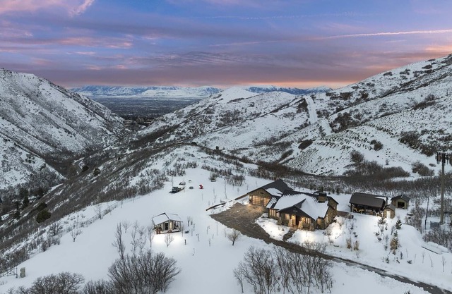 Mountain-Top Paradise! 25-Acre Private Mountain * Private Pool * Hot Tub